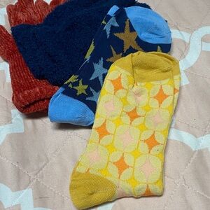 2 Pairs of Women’s Gloves and Socks. No Name.